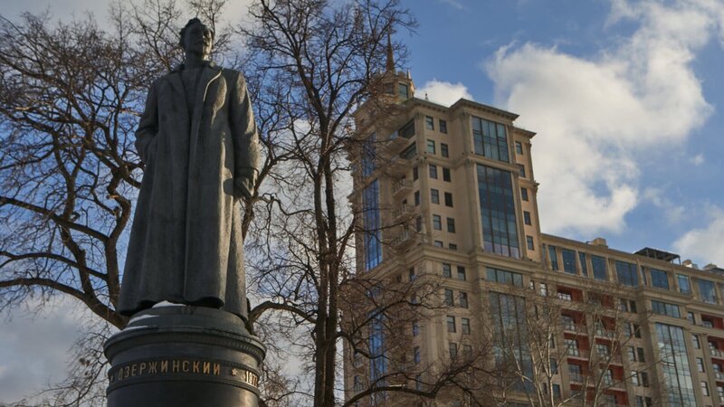 Feliks Dserschinski wurde 1917 erster Chef der geheimen Staatspolizei. Seine Statue stand zentral vor der Lubjanka, bis sie 1991 gestürzt wurde. Heute steht sie in neuem Glanz in einem Moskauer Park. – Bild: ZDF und Eugen Khorolskiy./​Eugen Khorolskiy