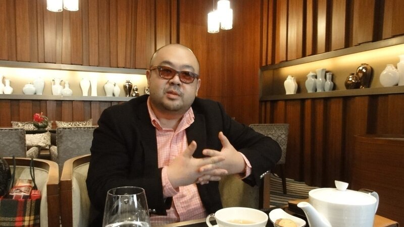 Kim Jong Nam, Sohn des ehemals amtierenden nordkoreanischen Präsidenten, bei einem Treffen mit Yoji Gomi. – Bild: ZDF Kim Jong Nam, Sohn des ehemals amtierenden nordkoreanischen Präsidenten, bei einem Treffen mit Yoji Gomi. – Bild: ZDF