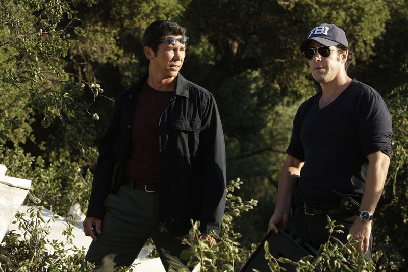 Ein neuer Fall bereitet Don Eppes (Rob Morrow, r.) und Ian Edgerton (Lou Diamond Phillips, l.) Kopf zerbrechen … – Bild: Paramount Network Television Lizenzbild frei