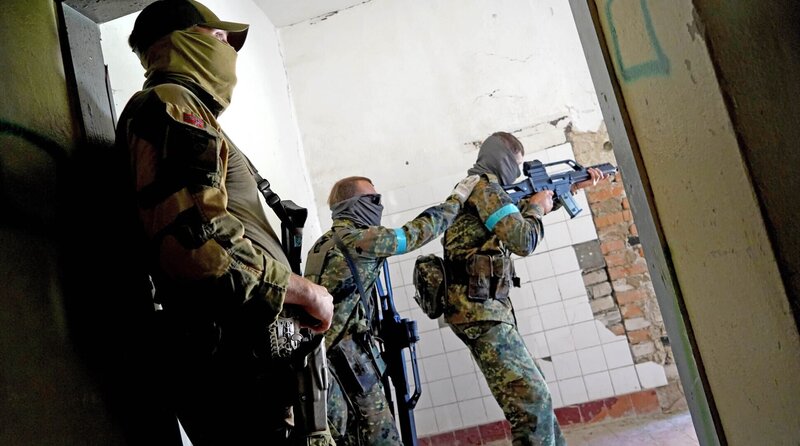 Unter dem Radar? – Bild: phoenix/​Occasione Documentaries Oliver G. Becker