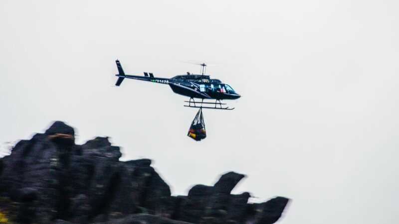 Nur per Hubschrauber ist das Gipfelplateau des Auyan-Tepuis zu erreichen: Mehr als 1500 Kilogramm Ausrüstung muss das Forschungsteam auf den Berg transportieren. – Bild: ZDF und Jochen Schmoll./Jochen Schmoll Nur per Hubschrauber ist das Gipfelplateau des Auyan-Tepuis zu erreichen: Mehr als 1500 Kilogramm Ausrüstung muss das Forschungsteam auf den Berg transportieren. – Bild: ZDF und Jochen Schmoll./Jochen Schmoll