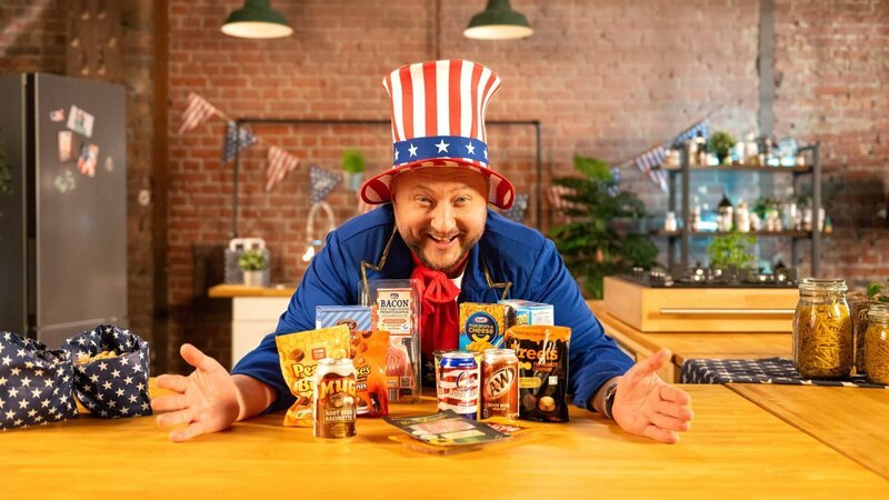 Von süßen Peanut-Butter-Cups bis hin zu herzhaftem Bacon: Sebastian Lege nimmt beliebte Snacks aus den USA unter die Lupe. – Bild: ZDF und Lars_Doering./​Lars_Doering
