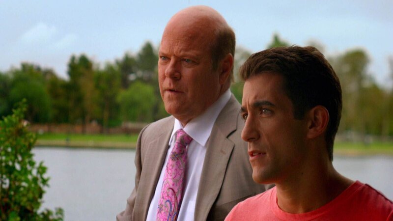 L-R: Sergeant Frank Tripp (Rex Linn), Ryan Wolfe (Jonathan Togo) – Bild: TVNOW