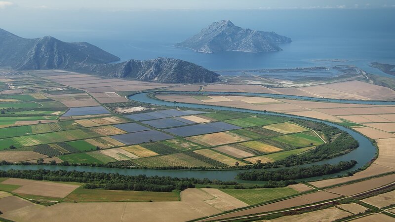 Das Delta des Flusses Acheloos in Westgriechenland: Auf einer vorgelagerten Insel soll in homerischer Zeit ein grausamer Artemis-Kult betrieben worden sein. Daraus entsteht in der griechischen Mythologie die Sage der Sirenen. – Bild: ZDF