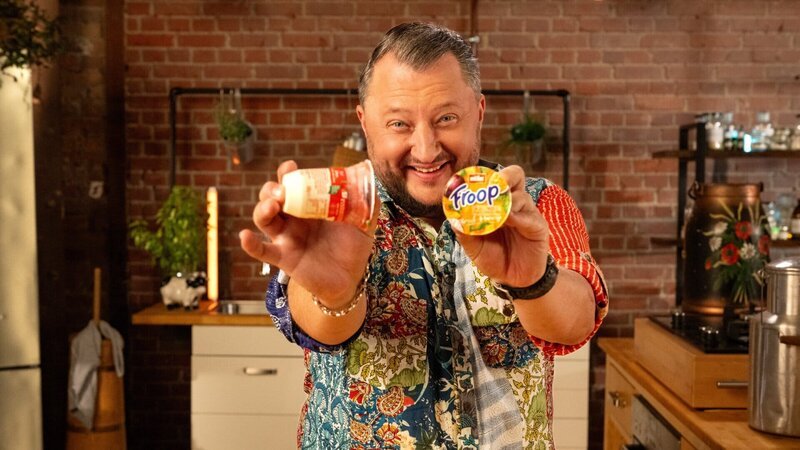 2002 kommt Froop auf den Markt. Was das noch mit einem Fruchtjoghurt zu tun hat, zeigt Produktentwickler Sebastian Lege. – Bild: Honorarfrei – nur für diese Sendung bei Nennung ZDF und Lars Döring