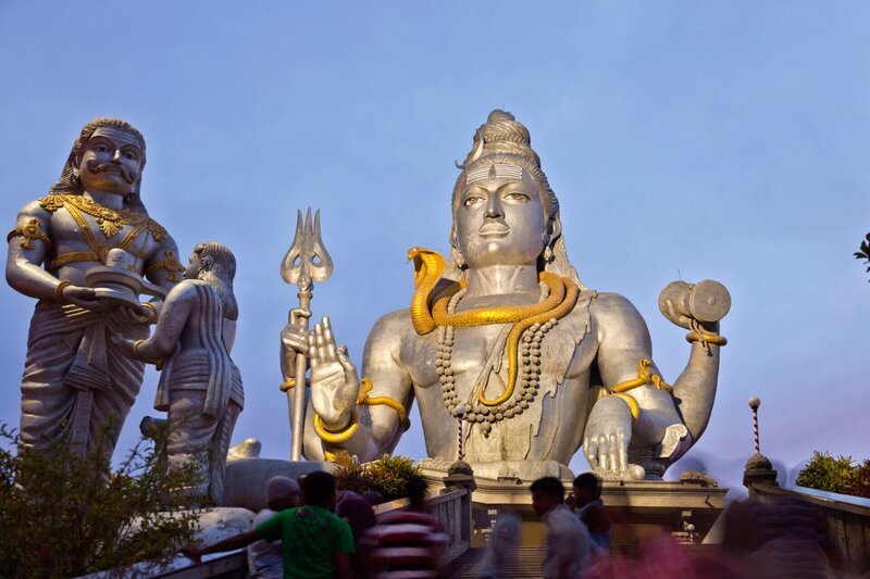 Riesige Statue von Lord Shiva, Murudeshwar-Tempel, in der Abenddämmerung, Murudeshwar, Karnataka, Indien – Bild: Peter Schickert/​imageBROKER