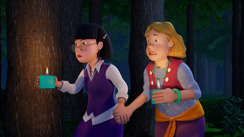 Frau Chen und Gwendolyn fürchten sich vor den gruseligen Geräuschen im Wald. – Bild: KiKA/​Prism Art & Design Limited