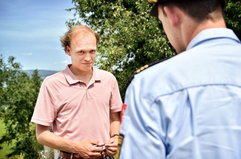 Pirmin (Simon Werdelis, r.) findet als einziger Zugang zu dem scheuen Felix Genzgen (Emanuel Fellmer, l.). Sie haben ein gemeinsames Hobby – die Rosenzucht. – Bild: One