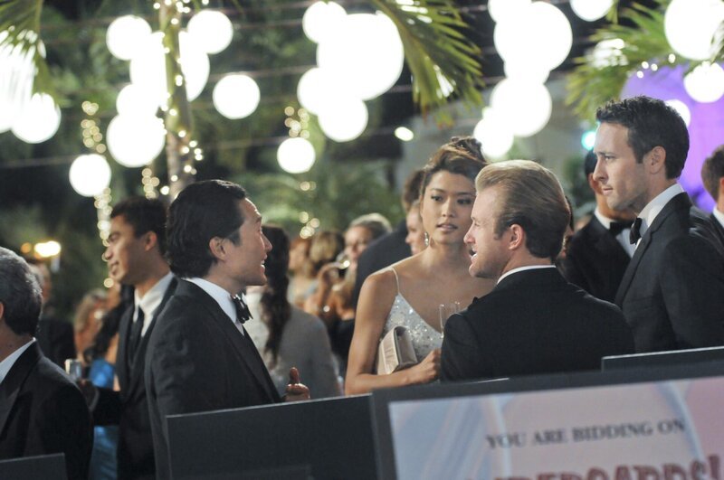 Als bei einer Wohltätigkeitsveranstaltung eine Leiche gefunden wird, müssen Steve (Alex O’Loughlin, r.), Danny (Scott Caan, 2.v.r.), Chin (Daniel Dae Kim, l.) und Kono (Grace Park, 2.v.l.) ermitteln, um den Mörder zu fassen … – Bild: TM & © CBS Studios Inc. All Rights Reserved. Lizenzbild frei