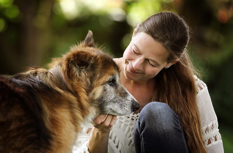 Nina Folle mit dem alten Hund Oliver. – Bild: BR/​Kerstin Junker