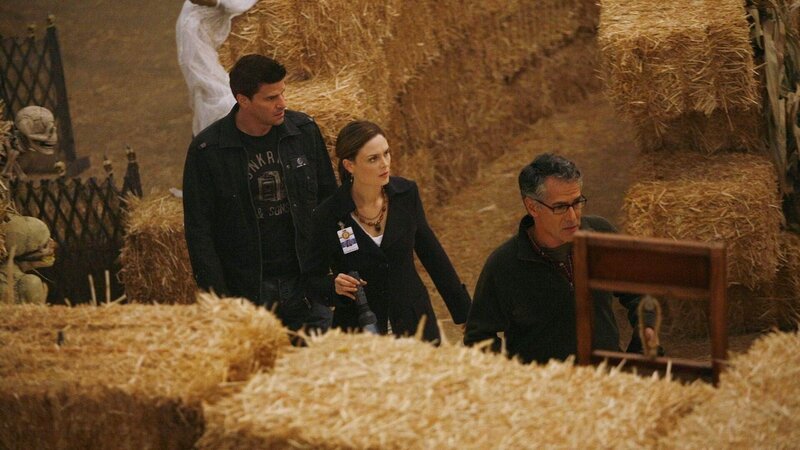 Das Grusellabyrinth des örtlichen Freizeitparks wird um einiges unheimlicher, als Booth (David Boreanaz, li.) und Brennan (Emily Deschanel) die mumifizierte Leiche eines jungen Mädchens finden. – Bild: MG RTL D /​ Fox