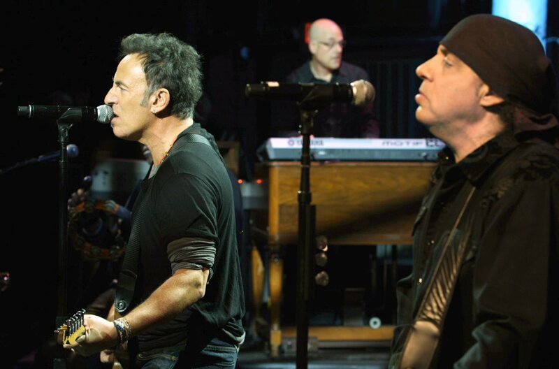 Bruce Springsteen and The E Street Band: Darkness on the Edge of Town at Paramount – Bild: Paramount Theater /​ Bruce Springsteen (li.) und die E Street Band spielen ihr Album ?Darkness on the Edge of Town? 30 Jahre nach seiner Veröffentlichung im Paramount Theatre in Asbury Park, New Jersey.