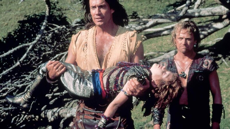 Hercules (Kevin Sorbo, li.) trägt den leblosen Körper von Evander (Joseph Main), in der Hoffnung, dass Zeus ihm hilft Evander wiederzubeleben (re. Michael Hurst als Iolaus). – Bild: MG RTL D