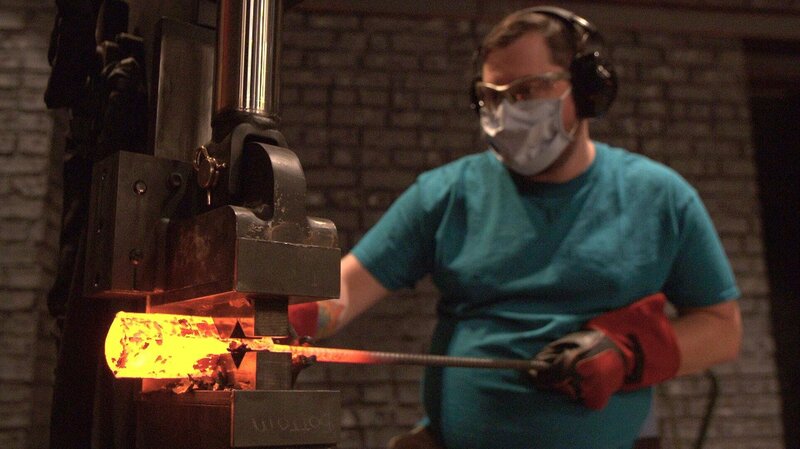 Heißer Metallstab bei der Bearbeitung – Bild: aebox /​ © A+E Networks /​ HISTORY