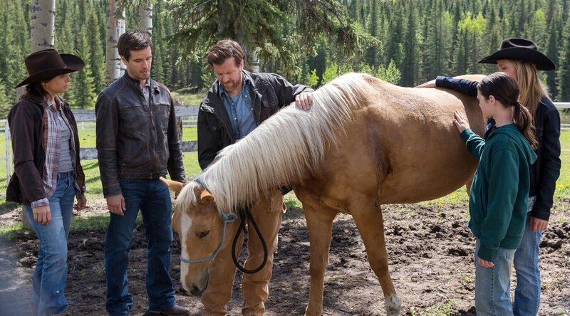 V.l.: Adele (Kelly Fanson), Ty (Graham Wardle), Raymond (Christopher Rosamond), Georgie (Alisha Newton), Amy (Amber Marshall) – Bild: RTL