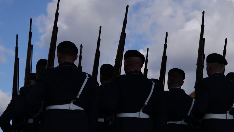 Wie steht unsere Gesellschaft zur Bundeswehr? Die Geschichte einer schwierigen Beziehung – in „Terra X-History“. – Bild: ZDF und Sean Gallup /​ Getty Images./​Sean Gallup /​ Getty Images