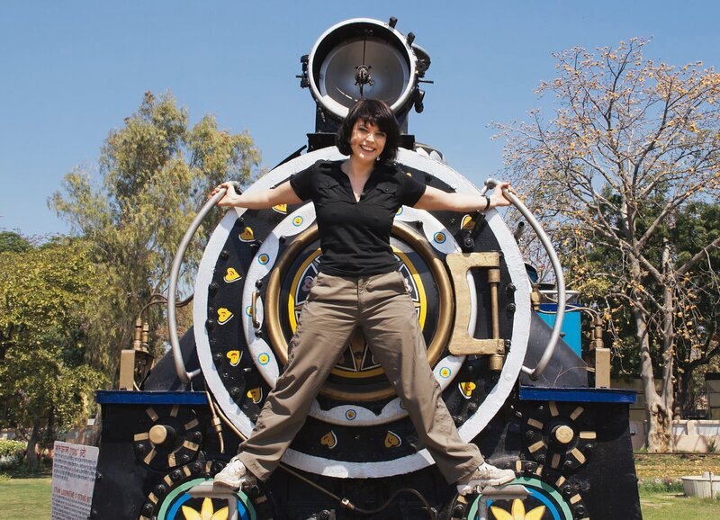 Mona Vetsch im Eisenbahnmuseum in Delhi – Bild: SRF/​Markus Storrer