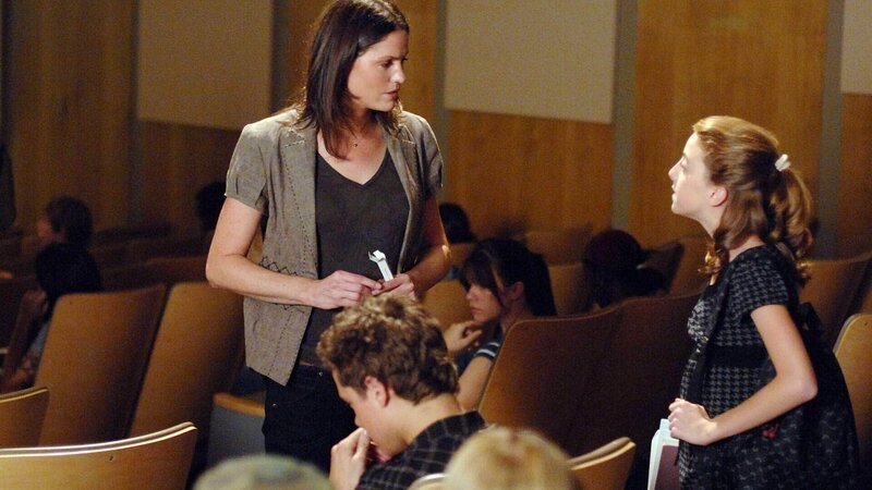 Der Tod einer Studentin verschafft Sara (Jorja Fox, l.) ein Wiedersehen mit Hannah West (Juliette Goglia), der kleinen Schwester eines Mörders, den die damals 12-jährige gedeckt hatte. Und wieder dreht es sich um Mord … – Bild: RTL /​ CBS