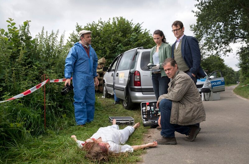 Strahl (Christoph Tomanek, l.), Nina (Julia Schäfle, 3.v.r.), Finn (Sven Martinek, l.) und Lars (Ingo Naujoks, 2.v.l.) untersuchen den Unfall, bei dem die 18-jährige Karoline Hafemann ums Leben gekommen ist. – Bild: ARD/​Georges Pauly