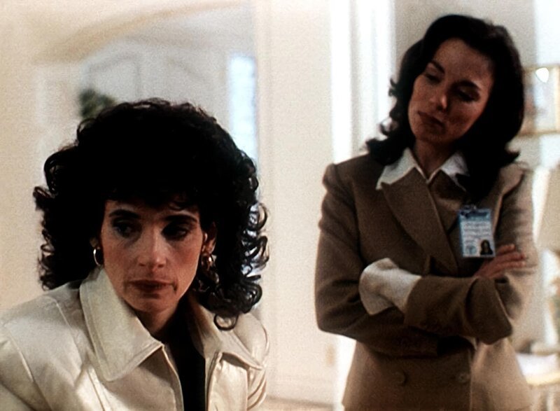 Mary Capshaw (Marta Martin, re.), eine ehemalige Prostituierte, versucht, die Bordellchefin Kirsten Foxx (Theresa Saldana) zu überreden, die Biografie, in der sie auch erwähnt wird, nicht zu veröffentlichen. – Bild: ProSieben Media AG