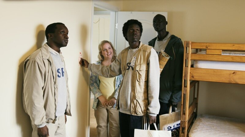 L-R: Mamere (Arnold Oceng), Pamela (Sarah Baker), Paul (Emmanuel Jal) und Jeremiah (Ger Duany) – Bild: port.hu L-R: Mamere (Arnold Oceng), Pamela (Sarah Baker), Paul (Emmanuel Jal) und Jeremiah (Ger Duany) – Bild: port.hu