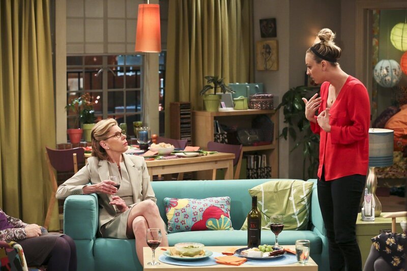 Penny (Kaley Cuoco, r.) verspricht Leonard, sich um seine Mutter Beverly (Christine Baranski, l.) zu kümmern, während er, Sheldon, Howard und Raj ins Kino gehen. Doch statt ihre Schwiegertochter besser kennen zu lernen, zeigt sich Beverly Penny gegenüber äußerst distanziert … – Bild: 2016 Warner Brothers Lizenzbild frei