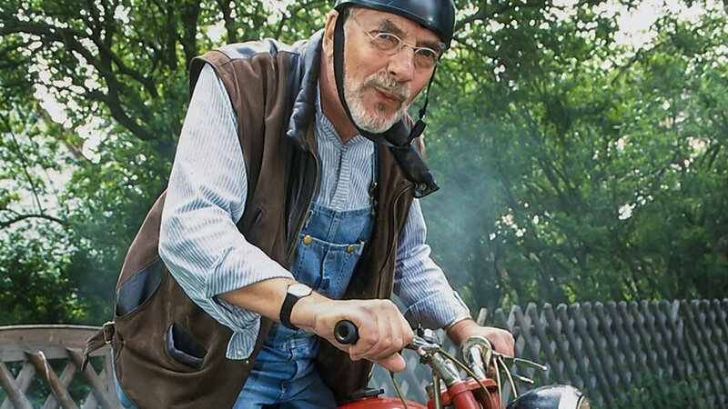 Moped, Mofa, Motorrad – Peter (Peter Lustig) schaut sich die motorisierten Zweiräder genauer an. – Bild: ZDF und studio tv./​studio tv