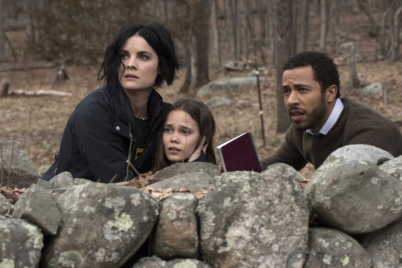 L-R: Jane Doe, Mya, Dr. Borden. – Bild: PLURIMEDIA (Warner Bros)