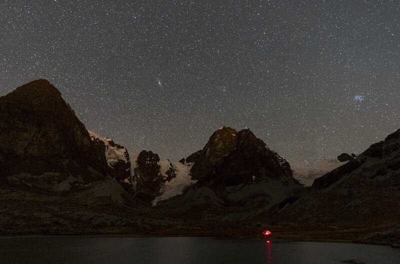 Den Sternen hinterher – Bild: Mona Lisa Production /​ Stephen Rater und Boris Wilmart haben sich auf den Weg gemacht, um Sterne zu betrachten und ihre Beziehung zum Kosmos zu hinterfragen.