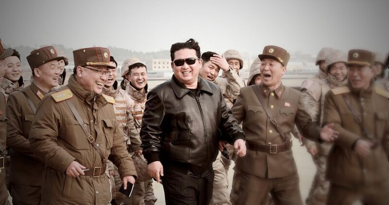 Jeden Abend stellt die Regierung im nordkoreanischen Fernsehen ihre militärische Stärke demonstrativ zur Schau. – Bild: ZDF und Tobias Lenz, Autorenkombinat
