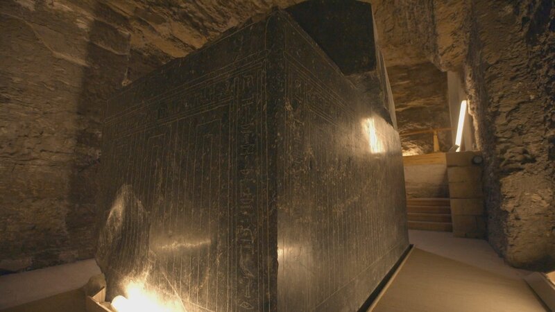 Einer der 24 riesigen Sarkophage, die in Sakkara gefunden wurden. Darin befanden sich vermutlich die Mumien von göttlichen Apis-Stieren, die den Alten Ägyptern heilig waren. – Bild: ZDF und Windfall Films./​Windfall Films
