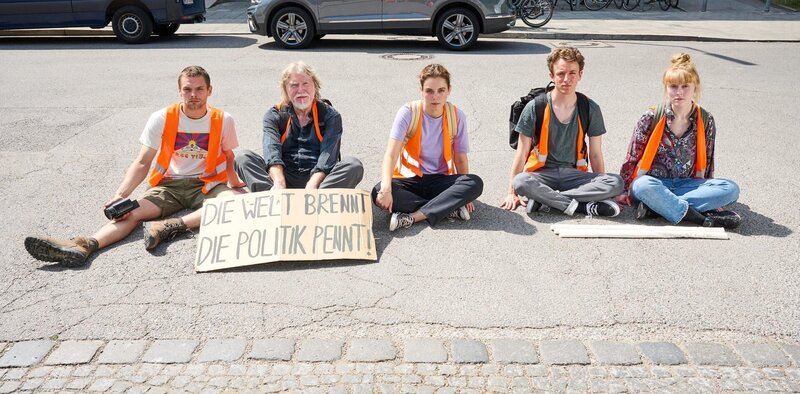 Nichts geht mehr! Die Klimaprotestgruppe, von links, um Anatol (Valentino Dalle Mura), Henning (Joachim Seemann), Lena (Valerie Stoll), Finn (Adrian Grünewald) und Franzi (Maria Goletz) blockiert den Verkehr. Sie fordern endlich mehr Aufmerksamkeit für den Klimawandel! – Bild: ZDF und Bernd Schuller./​Bernd Schuller