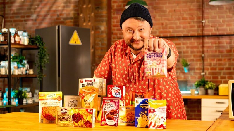 Produktentwickler Sebastian Lege zeigt, wie die Industrie mit Mikrowellen-Produkten ordentlich Profit macht. – Bild: ZDF und Lars_Doering./​Lars_Doering