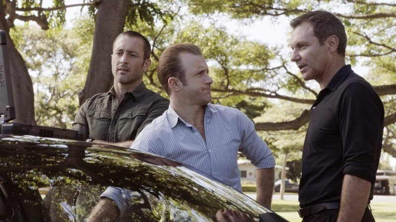 „Hawaii Five-0“, „Eine wie keine.“ Der ehemalige MI-6 Mitarbeiter Harry Langford benötigt die Hilfe von Steve und Danny, um auf einen royalen Teenager aus England aufzupassen. Als die 16-Jährige ausbüxt, läuten beim Team die Alarmglocken. Das Mädchen ahnt nicht, in welcher Gefahr es sich befindet. Eine anonyme Videokassette, auf dem ein Mord in einem Motel zu sehen ist, hält inzwischen Tani und Junior auf Trab. Sie analysieren die Mordszene minutiös, um die Identität des Täters und des Opfers festzustellen.Im Bild (v.li.): Alex O’Loughlin (Steve McGarrett), Scott Caan (Danny ‚Danno‘ Williams), Chris Vance (Harry Langford). – Bild: PLURIMEDIA (CBS Broadcasting Inc.)