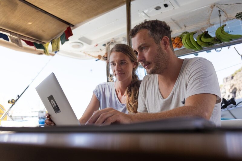 Auf den Kapverden planen Nathalie und Moritz akribisch ihre große Atlantiküberquerung. Zwei Jahre lang haben sie gemeinsam mit ihren beiden Kindern die große Reise vorbereitet. Familiensegeln auf dem Meer wird inzwischen vielfach sogar angeboten, aber dieser Törn ist etwas ganz Besonderes. – Bild: ZDF und Hans Jakobi./​Hans Jakobi