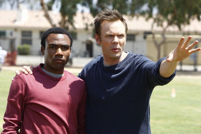 Während Jeff (Joel McHale, r.) versucht, Troy (Donald Glover, l.) für das Footballteam zu begeistern, wird Britta wird von Shirley und Annie endlich als Frau akzeptiert, weil sie sich letztendlich an den Gesprächen auf der Mädchen-Toilette beteiligt … – Bild: CPT Holdings, Inc. All Rights Reserved. Lizenzbild frei