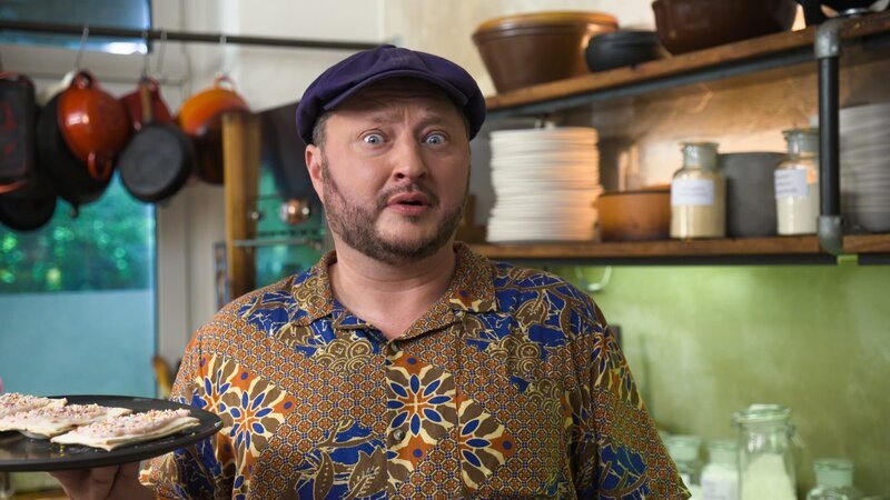 Kuriose Spezialitäten aus dem US-amerikanischen Supermarkt: Sebastian Lege stellt sich der Food-Challenge. – Bild: ZDF