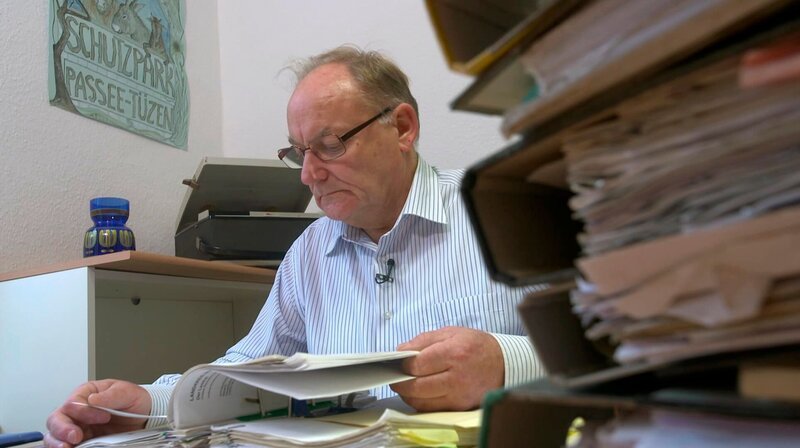 Bürgermeister Adolf Wittek hat für seine Gemeinde bis heute hunderte Gerichtsverfahren bestritten. – Bild: NDR Bürgermeister Adolf Wittek hat für seine Gemeinde bis heute hunderte Gerichtsverfahren bestritten. – Bild: NDR