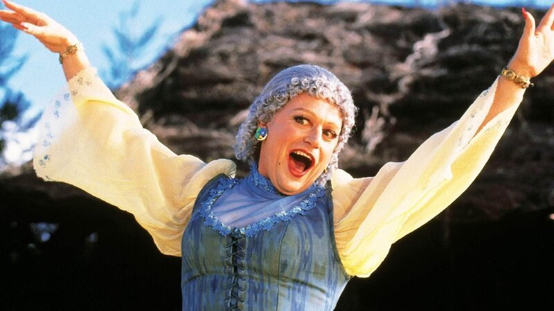 Hercules und Althea bekommen Tanzunterricht von der etwas seltsamen Witwe Twanky (Michael Hurst – der Darsteller des Iolaus spielt in dieser Folge eine Frau!!), die sämtliche Tanzarten beherrscht. – Bild: TVNOW