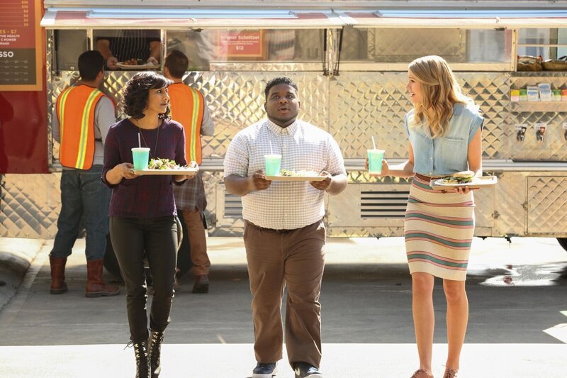 (v.l.n.r.) Kareema (Sarayu Blue);Hank (Jonathan Langdon); Evie Covington (Tori Anderson) – Bild: 2016 The CW Network, LLC. All rights reserved. /​ Scott Everett White Lizenzbild frei