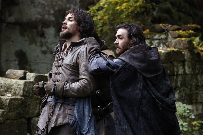 Aramis (Santiago Cabrera, l.); Lucien Grimaud (Matthew McNulty, r.) – Bild: BBC /​ Dusan Martincek Lizenzbild frei