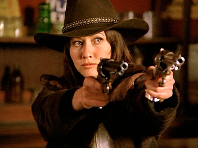 Cole bringt Prue (Shannen Doherty) in die alte Wild-West-Stadt, um hinter das Rätsel des Fluchs zu kommen. – Bild: Paramount Pictures Lizenzbild frei