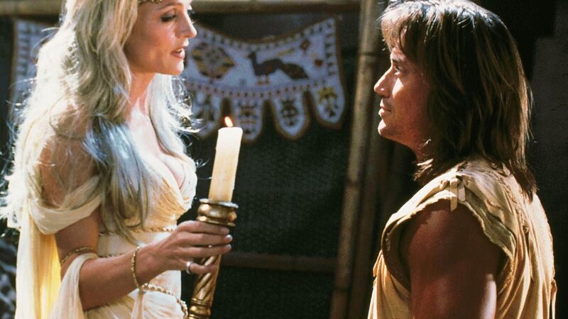 Hercules (Kevin Sorbo) erfährt von der Todesbotin Celesta (Belinda Waymouth), dass sein alter Freund Jaris sterben muss. – Bild: TVNOW