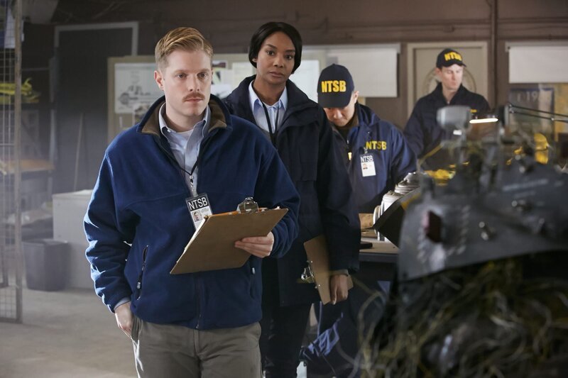 RE-CREATION: Tom Haueter (played by Danny Deakin) and another investigate (played by a background performer) contemplate what may have caused the crash.   (photo credit: Cineflix/​Ian Watson) – Bild: Copyright © The National Geographic Channel.