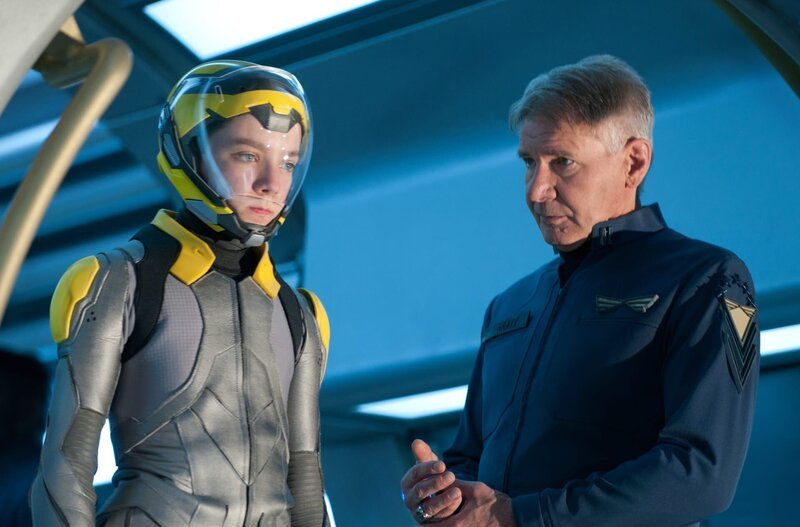 In einer futuristischen Welt ist die Erde dauerhaft von Aliens bedroht. Schon Kinder werden ausgebildet zum Krieger, auch weil sie dazu neigen, ungewöhnliche Wege in extremen Situationen zu gehen. Für den Ausbilder Colonel Hyrum Graff (Harrison Ford, r.) gibt es nur einen, der die Welt retten könnte: der junge Andrew Ender Wiggin (Asa Butterfield, l.) … – Bild: Constantin Film GmbH In einer futuristischen Welt ist die Erde dauerhaft von Aliens bedroht. Schon Kinder werden ausgebildet zum Krieger, auch weil sie dazu neigen, ungewöhnliche Wege in extremen Situationen zu gehen. Für den Ausbilder Colonel Hyrum Graff (Harrison Ford, r.) gibt es nur einen, der die Welt retten könnte: der junge Andrew Ender Wiggin (Asa Butterfield, l.) … – Bild: Constantin Film GmbH