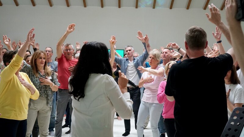 Gruppenübung im Seminar von Kerstin Scherer im Haus Sonnenstrahl – Bild: NDR/​Stefanie Dodt/​Henning Wirtz