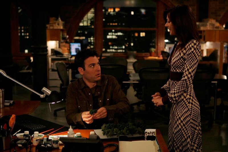 Da Lily (Alyson Hannigan, r.) immer noch auf der Suche nach ihrer Bestimmung ist, besorgt ihr Ted (Josh Radnor, l.) einen Job als Teamassistentin in seinem Architekturbüro – ob das gut geht? – Bild: CBS ENTERTAINMENT /​ CLIFF LIPSON /​ CBS /​ ©2006 CBS BROADCASTING INC. ALL RIGHTS RESERVED.