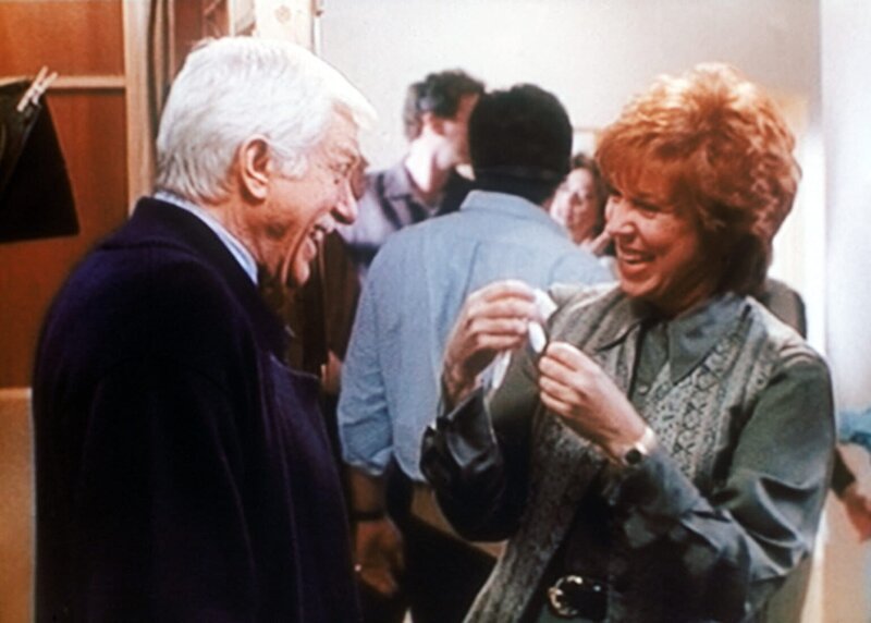 Der bekannten Fernsehmoderatorin Kitty Lynn Hastings (Vicki Lawrence, r.) macht die Show mit ihrem Ehrengast Dr. Mark Sloan (Dick Van Dyke, l.) großen Spaß. – Bild: Viacom Lizenzbild frei