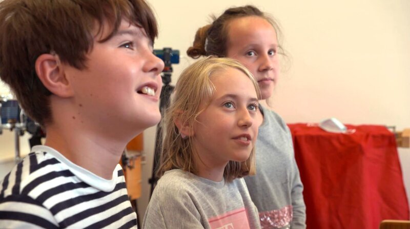 Antonio, Kim und Samantha (v.l.) nehmen an dem besonderen Projekt teil – obwohl sie fast taub auf die Welt gekommen sind, lernen sie ein Musikinstrument spielen. (Weitere Bilder auf Anfrage) – Bild: BR/​NDR/​nahaufnahme.tv