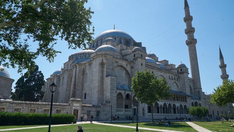 Die Süleymaniye Moschee in Istanbul ist ein ottomanisches Bauwerk aus dem 16. Jahrhundert. – Bild: ZDF und Sebastian Richter./​Sebastian Richter